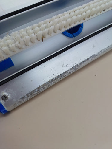 Limpiafondos Manual QP 500340C – Metálico, Cepillo de Nylon, 4 Ruedas, Fijación Clip (Ancho 335 mm)